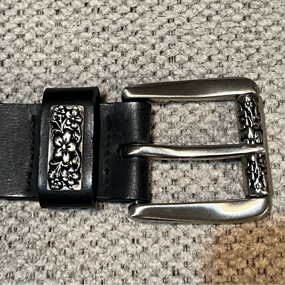 Elegant Black Leather Belt with Silver Buckle - Picture 3 of 7
